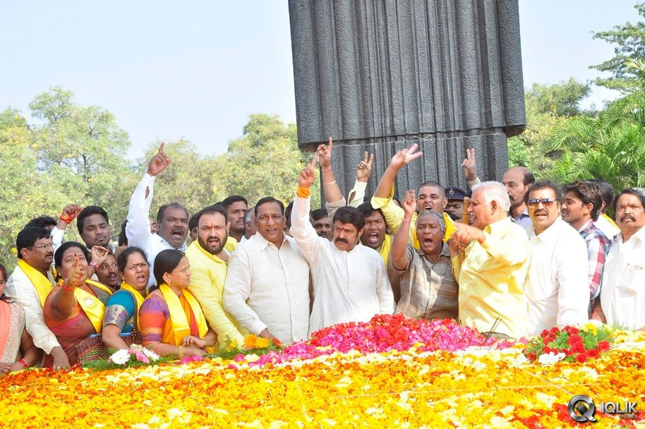NTR-Family-Visit-to-NTR-Ghat-2016